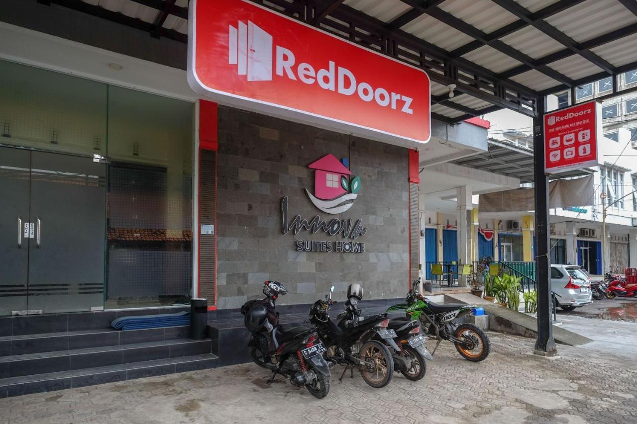 Готель Reddoorz Near Taman Pantai Alam Indah Tegal Теґал Екстер'єр фото